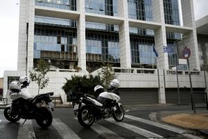 Μηχανές της αστυνομίας έξω από το κτίριο του Εφετείου Αθηνών
