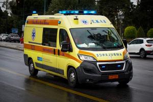 Ασθενοφόρο του ΕΚΑΒ στον δρόμο