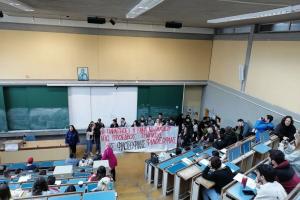 Φοιτητές σε κινητοποίηση εναντίον καθηγήτριας που τους κατηγορεί ως «φασίστες»