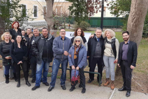 Άνθρωποι μπροστά από τα κτίρια των δικαστηρίων