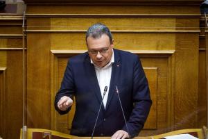 Ο Σωκράτης Φάμελλος στο βήμα της Βουλής