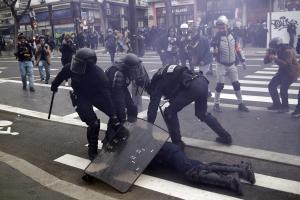 Αστυνομικοί στην Γαλλία έχουν βάλει στο πάτωμα διαδηλωτή