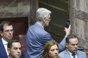 Ο Γιάννης Λοβέρδος με κινητό στη Βουλή