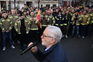 Ο Τζέρεμι Κόρμπιν στην απεργία των πυροσβεστών