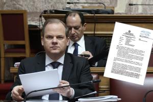 Ο Κώστας Καραμανλής και έγγραφο