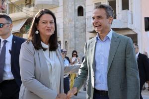 Η Νίκη Κεραμέως και ο Κυριάκος Μητσοτάκης δίνουν τα χέρια