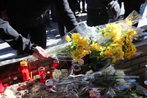 Λουλούδια που αφήνει κόσμος στο σημείο όπου δολοφονήθηκε ο Άλκης Καμπανός