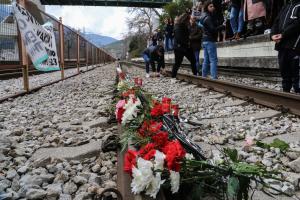 Λουλούδια στις σιδηροδρομικές ράγες στη μνήμη των θυμάτων της τραγωδίας στα Τέμπη