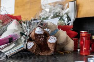Κεριά, αρκουδάκια και λουλούδια στον ΟΣΕ Θεσσαλονίκης, στη μνήμη των θυμάτων της τραγωδίας στα Τέμπη