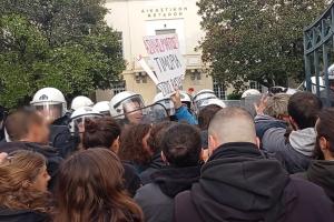 ΜΑΤ επιτίθενται σε αλληλέγγυους στην δίκη για τον Βασίλη Μάγγο