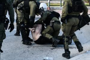ΜΑΤ κατά διαδηλωτή