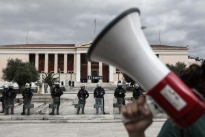 Δυνάμεις των ΜΑΤ έξω από την Πρυτανεία