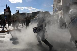 Αστυνομικοί ρίχνουν χημικά