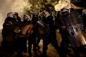 ΜΑΤ κατά διαδηλωτή