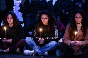 Μαθητές και φοιτητές με κεριά