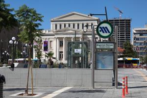 Η στάση Δημοτικό Θέατρο του Μετρό στον Πειραιά