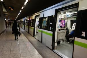 Επιβάτης σε συρμό του μετρό