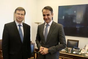 Ο Βάλντις Ντομπρόβσκις με τον Κυριάκο Μητσοτάκη