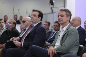 Ο Πιερρακάκης και ο Μητσοτάκης καθισμένοι σε καρέκλες σε εκδήλωση