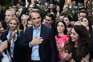 Ο Κυριάκος Μητσοτάκης με κόσμο στη Γλυφάδα