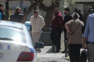 Οι κατηγορούμενοι συνοδεία αστυνομικών με πολιτικά έξω από το δικαστήριο