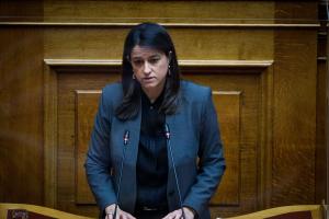 Η Νίκη Κεραμέως στο βήμα της Βουλής