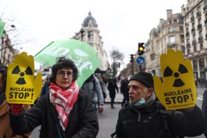 Άνθρωποι διαμαρτύρονται ενάντια στη χρήση πυρηνικής ενέργειας