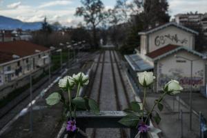 Λουλούδια στον ΟΣΕ Τρικάλων στην μνήμη των θυμάτων