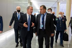 Ο Χουλουσί Ακάρ και ο Νίκος Παναγιωτόπουλος περπατούν σε διάδρομο και συνομιλούν