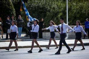 Η σημαιοφόρος και οι παραστάτες Λυκείου με μαύρα περιβραχιόνια για την τραγωδία στα Τέμπη στην παρέλαση