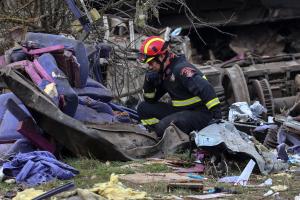 Πυροσβέστης στον τόπο του δυστυχήματος στα Τέμπη
