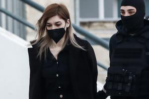 ΗΞ Ρούλα Πισπιρίγκου συνοδεία αστυνομικού με αλεξίσφερο και fullface