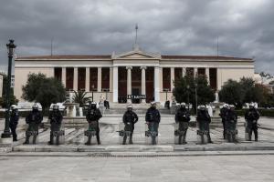 Διμοιρία ΜΑΤ έξω από την κατάληψη της Πρυτανείας