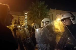 ΜΑΤ δεν αφήνουν αλληλέγγυους να δώσουν τροφή στους καταληψίες