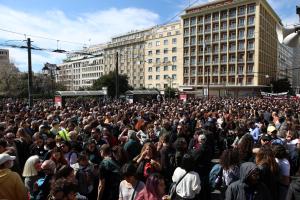 Κόσμος στα Προπύλαια
