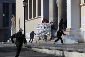 ΜΑΤ κατά διαδηλωτών έξω από την Πρυτανεία του ΕΚΠΑ