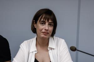Η Ράνια Σβίγκου καθισμένη με το μικρόφωνο μπροστά της