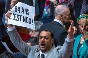 Γάλλος Βουλευτής με χαρτί κατά της μεταρρύθμισης για το συνταξιοδοτικό στην Εθνοσυνέλευση