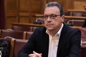 Ο Σωκράτης Φάμελλος στη Βουλή καθισμένος σε καρέκλα λίγο πριν την έναρξη συνεδρίασης της διαρκούς επιτροπης