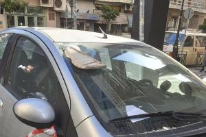 Κομμάτι από την μετόπη πάνω στο σταθμευμένο ΙΧ