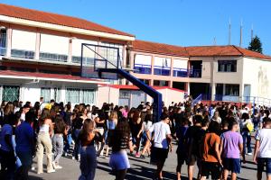 Μαθητές και μαθήτριες στην αυλή σχολείου