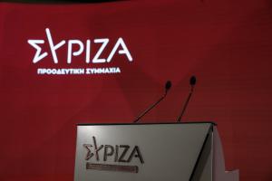 Το λογότυπο του ΣΥΡΙΖΑ στον τοίχο και στο άδειο βήμα με τα μικρόφωνα λίγο πριν την συνεδρίαση της ΚΕ