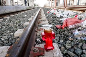 Κεράκι και λουλούδια αφημένα στις ράγες τρένου για το δυστύχημα στα Τέμπη