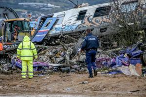 Αστυνομικός στον τόπο της τραγωδίας στα Τέμπη