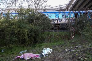 Λουλούδια στο σημείο της τραγωδίας στα Τέμπη