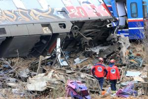Διασώστες μπροστά σε αναποδογυρισμένο τρένο
