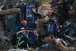 Πυροσβέστες στα συντρίμμια του σιδηροδρομικού δυστυχήματος