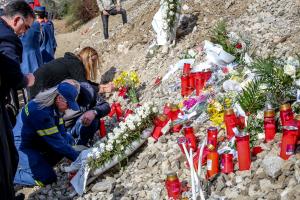 Κόσμος αφήνει λουλούδια και κεριά στο τόπο που σημειώθηκε η τραγωδία των Τεμπών