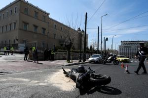 Η πεσμένη μηχανή μπροστά στη Βουλή όπου έγινε το τροχαίο