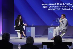 Η Πόπη Τσαπανίδου καθισμένη σε καρέκλα απαντά σε ερωτήσεις του διευθύνοντα συμβούλου του STAR Γιώργου Σιμόπουλου, στο συνέδριο STAR FORUM